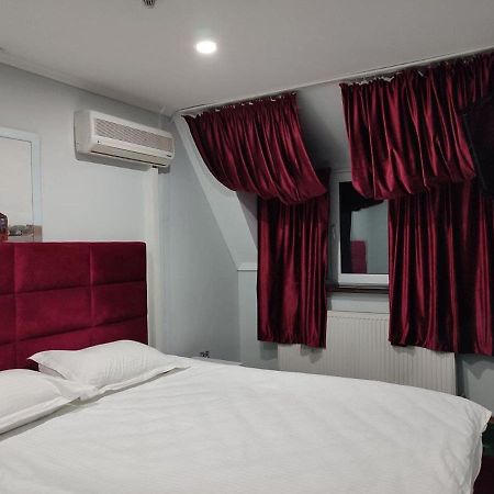 Leoton Chernivtsi Hotel ภายนอก รูปภาพ