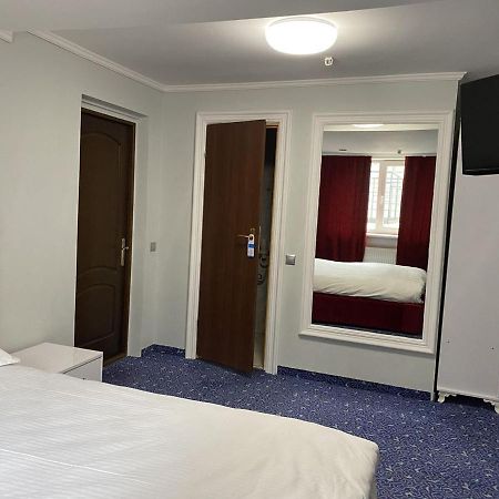 Leoton Chernivtsi Hotel ภายนอก รูปภาพ