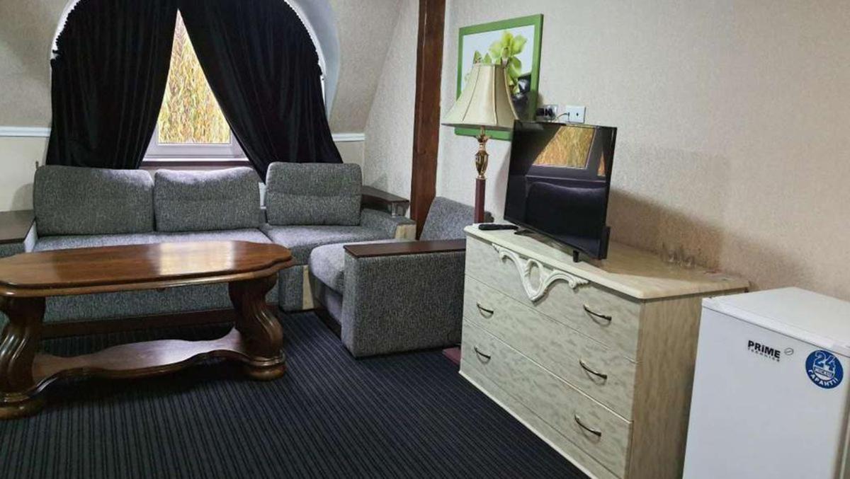 Leoton Chernivtsi Hotel ภายนอก รูปภาพ