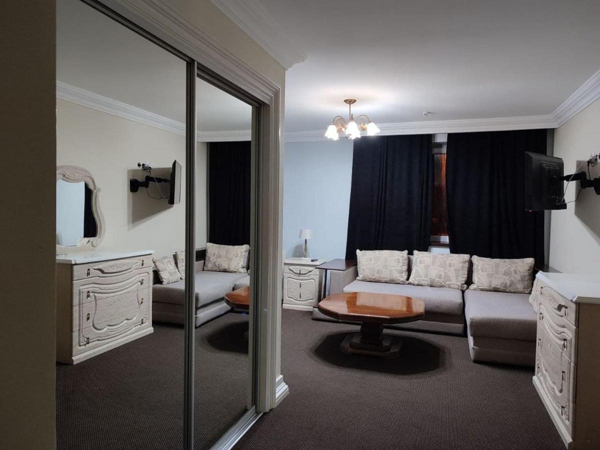 Leoton Chernivtsi Hotel ภายนอก รูปภาพ