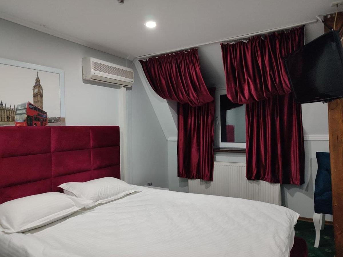 Leoton Chernivtsi Hotel ภายนอก รูปภาพ