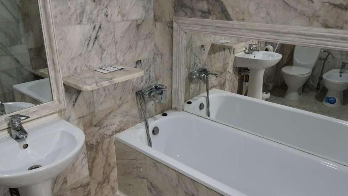 Leoton Chernivtsi Hotel ภายนอก รูปภาพ