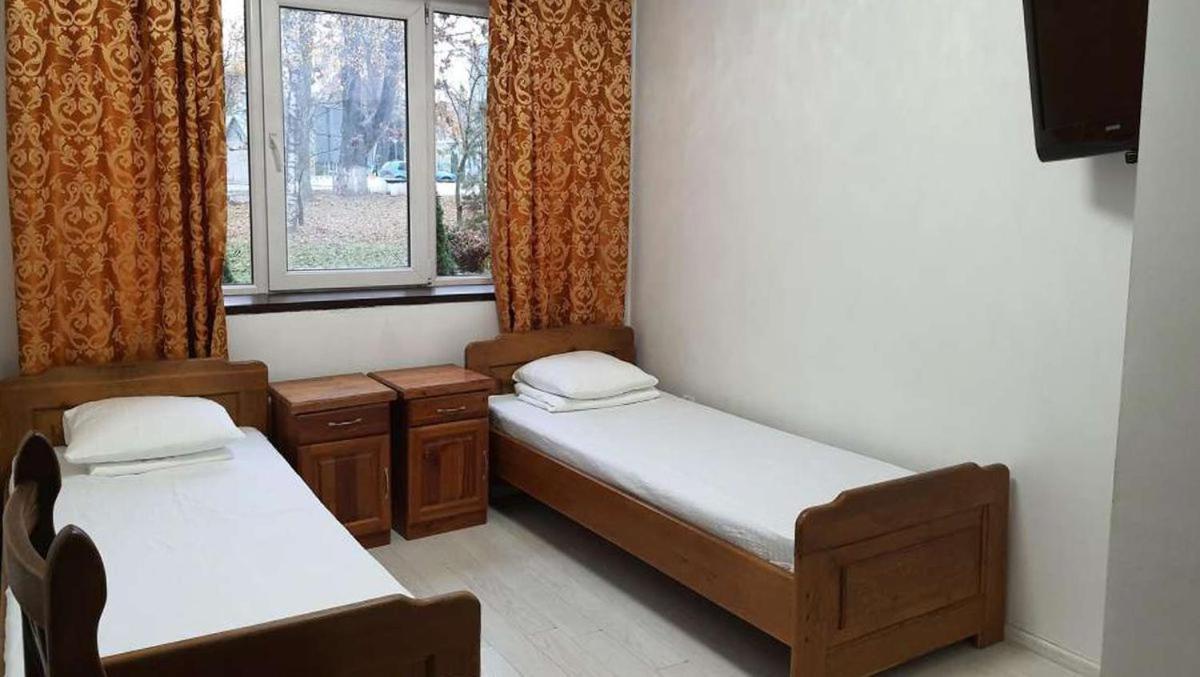 Leoton Chernivtsi Hotel ภายนอก รูปภาพ
