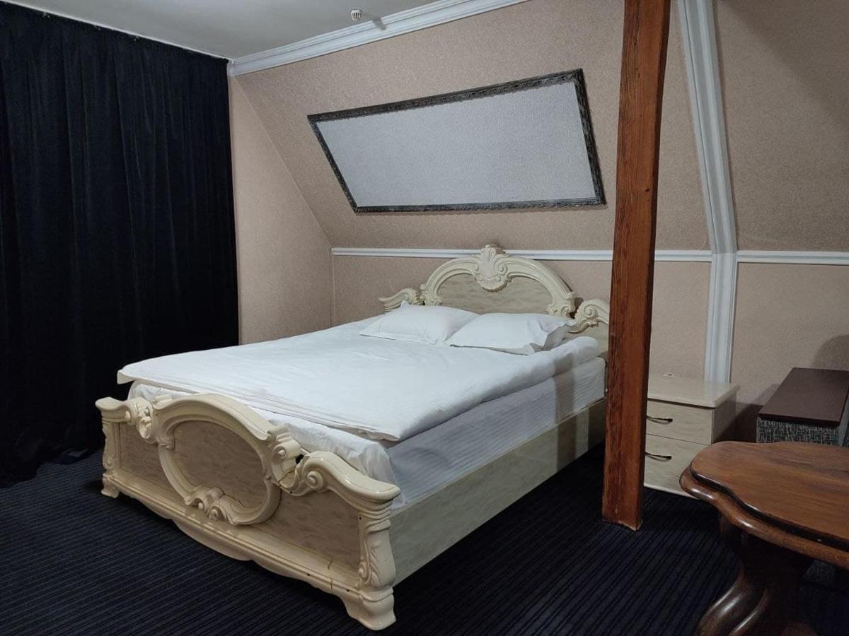 Leoton Chernivtsi Hotel ภายนอก รูปภาพ