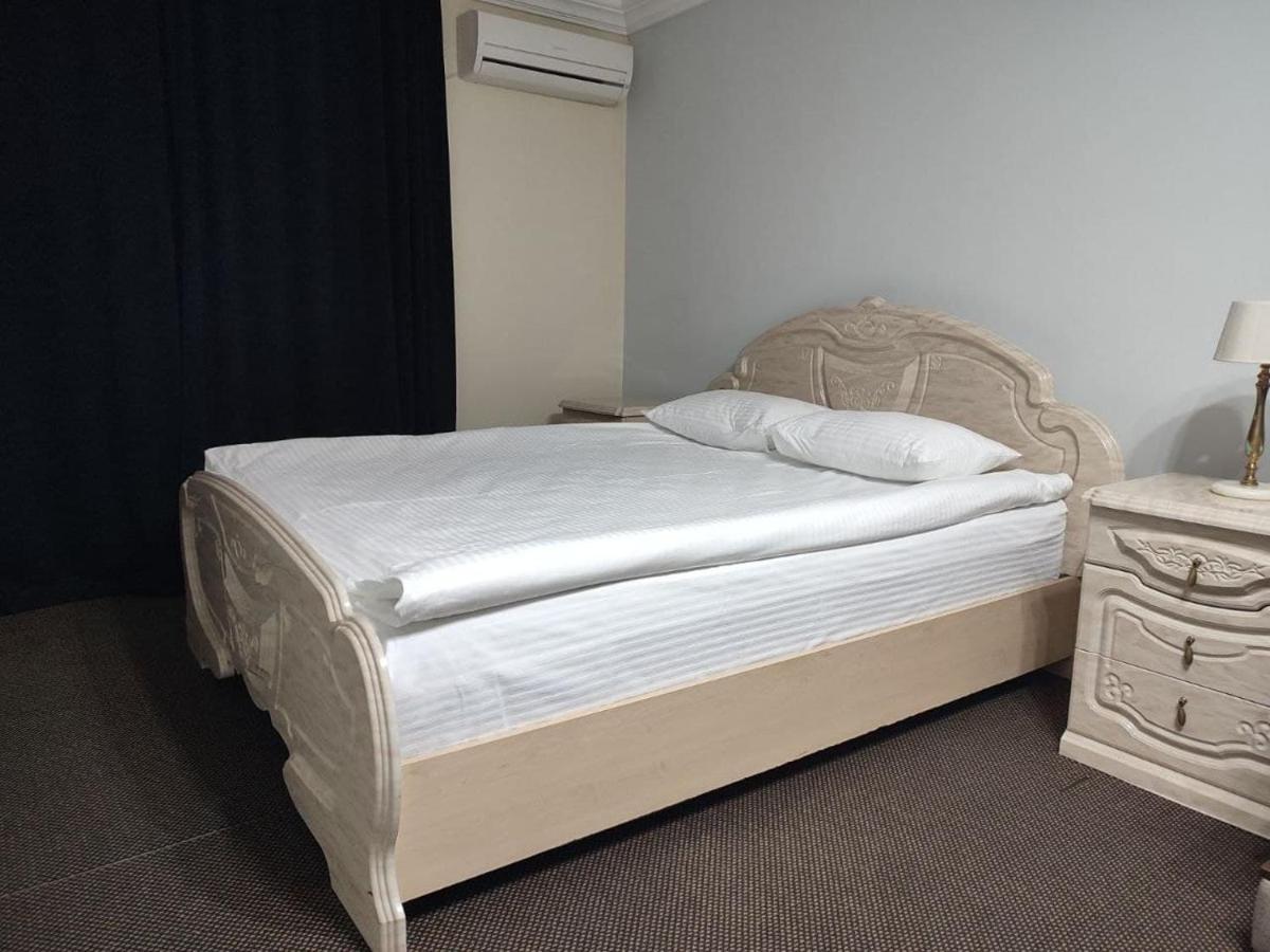 Leoton Chernivtsi Hotel ภายนอก รูปภาพ