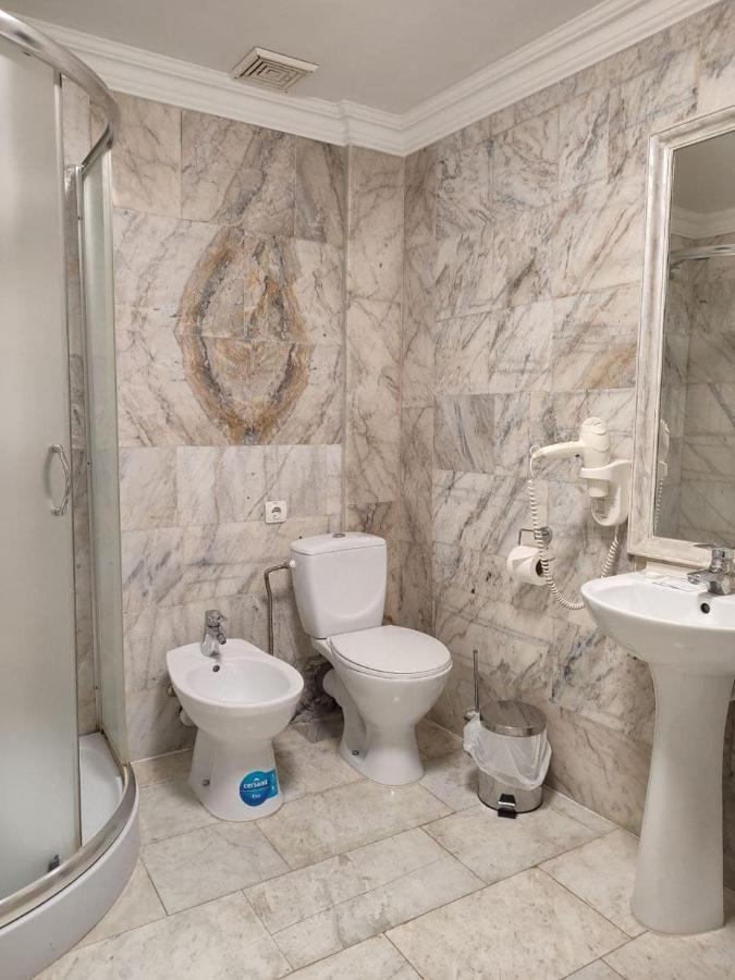 Leoton Chernivtsi Hotel ภายนอก รูปภาพ