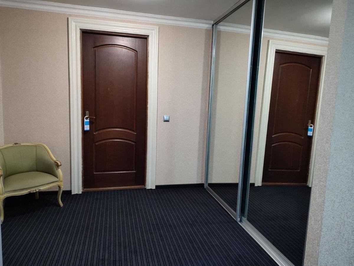 Leoton Chernivtsi Hotel ภายนอก รูปภาพ