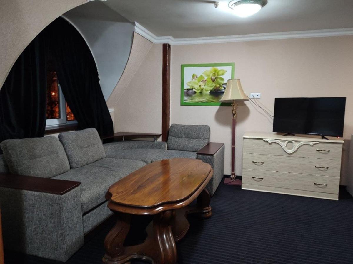 Leoton Chernivtsi Hotel ภายนอก รูปภาพ