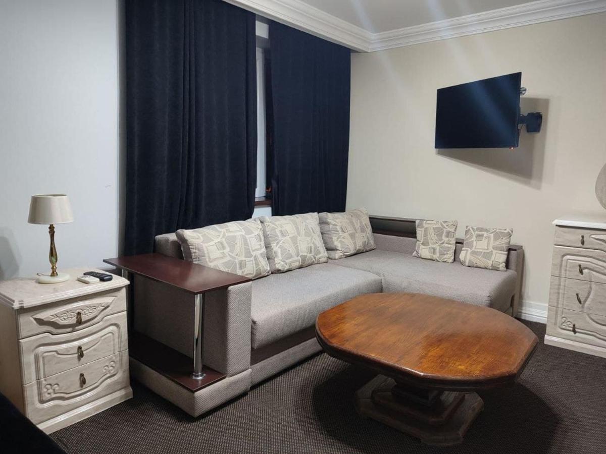 Leoton Chernivtsi Hotel ภายนอก รูปภาพ