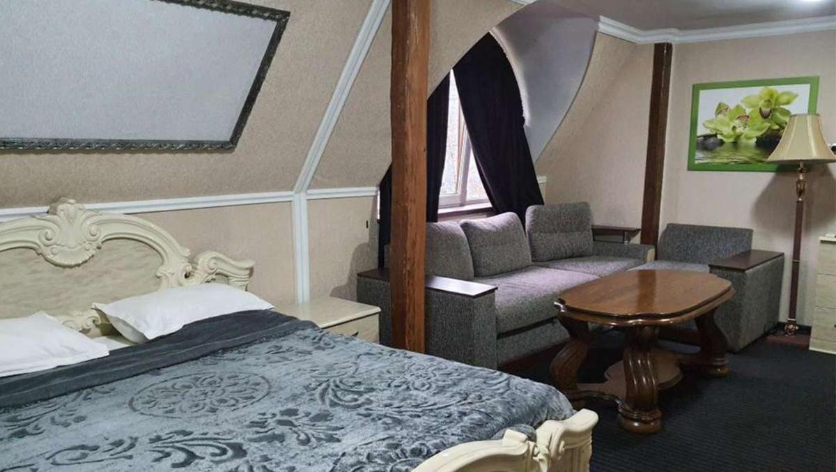 Leoton Chernivtsi Hotel ภายนอก รูปภาพ