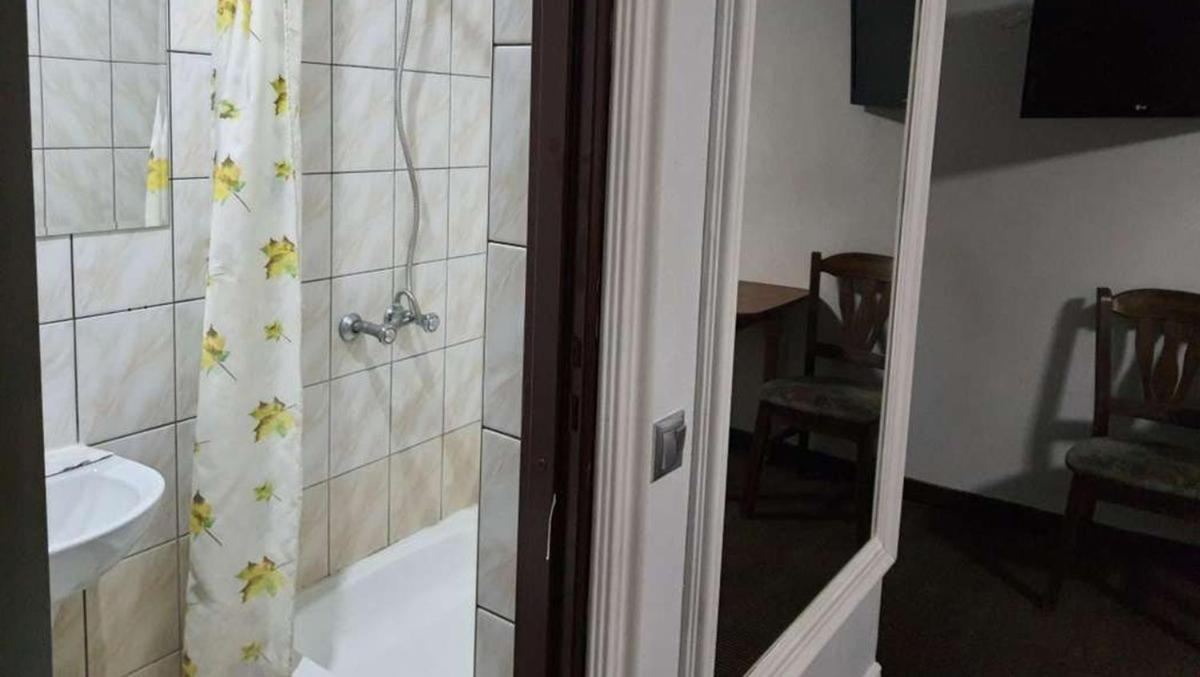 Leoton Chernivtsi Hotel ภายนอก รูปภาพ