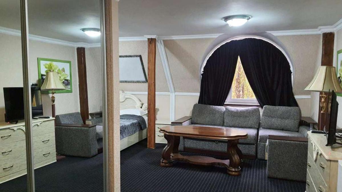 Leoton Chernivtsi Hotel ภายนอก รูปภาพ
