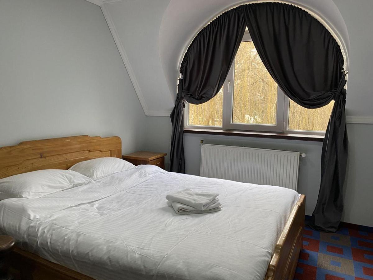 Leoton Chernivtsi Hotel ภายนอก รูปภาพ