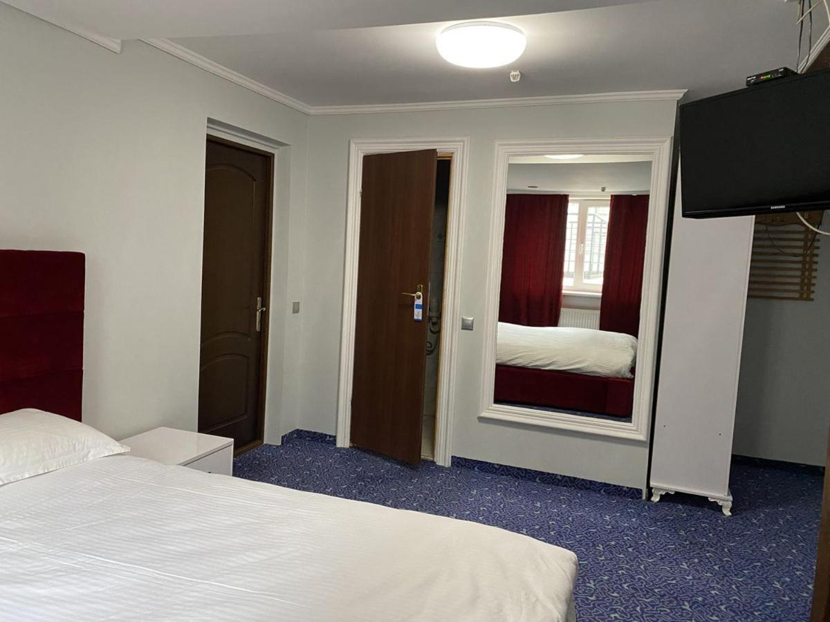 Leoton Chernivtsi Hotel ภายนอก รูปภาพ