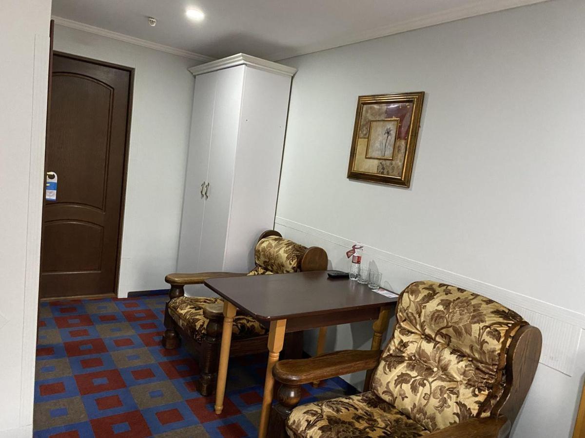 Leoton Chernivtsi Hotel ภายนอก รูปภาพ