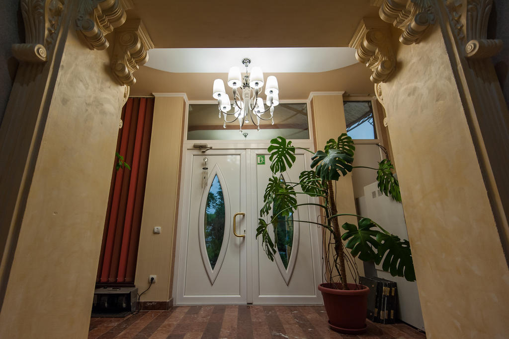 Leoton Chernivtsi Hotel ภายนอก รูปภาพ