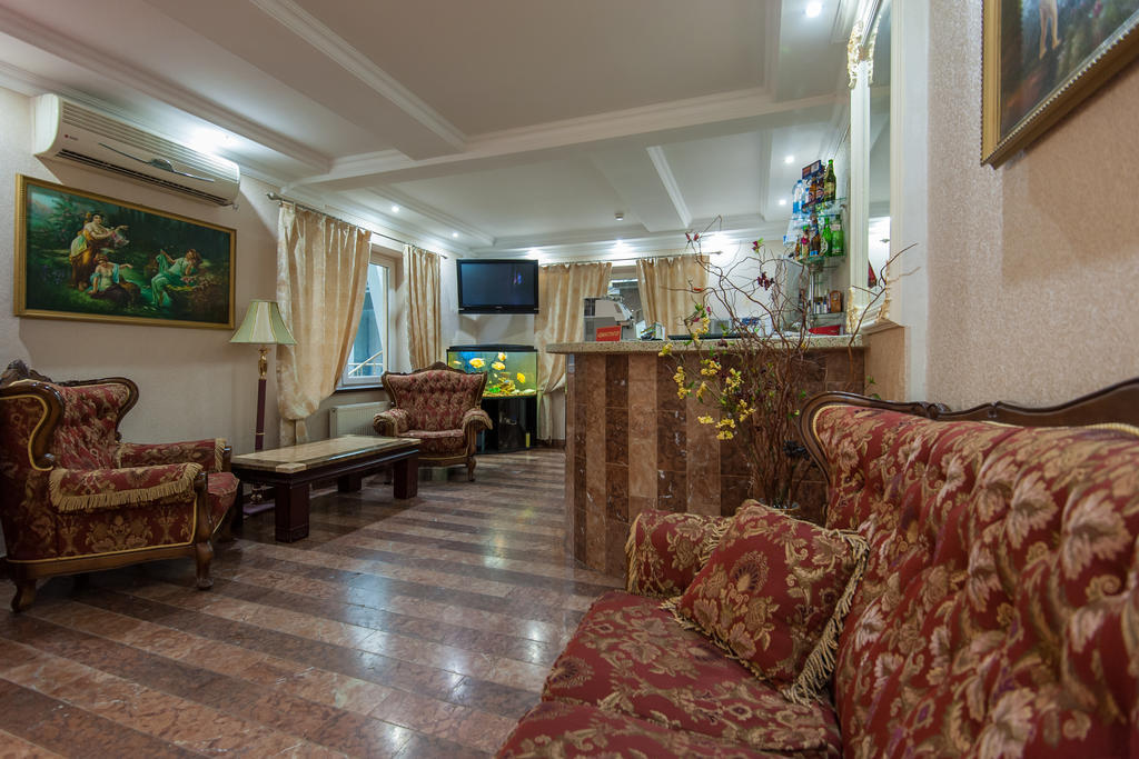 Leoton Chernivtsi Hotel ภายนอก รูปภาพ
