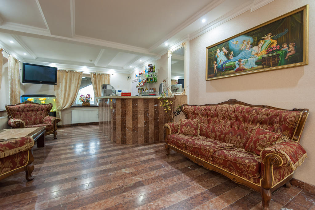 Leoton Chernivtsi Hotel ภายนอก รูปภาพ