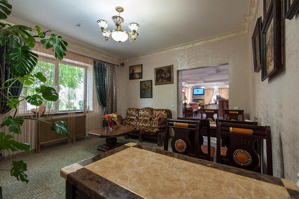 Leoton Chernivtsi Hotel ภายนอก รูปภาพ